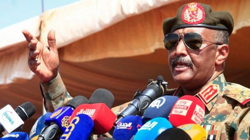 البرهان يتعهد بحماية تماسك الجيش السوداني ويدعو للحوار